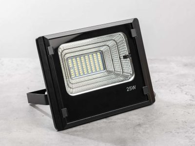 Naświetlacz LED. Do czego służy? Jak działa naświetlacz LED z czujnikiem ruchu